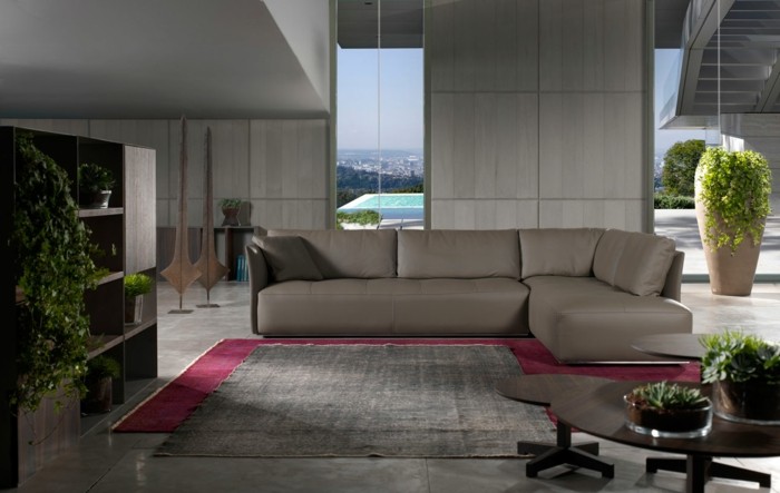 0-canapé-italien-design-en-cuir-de-couleur-gris-foncé-tapis-violet-murs-gris