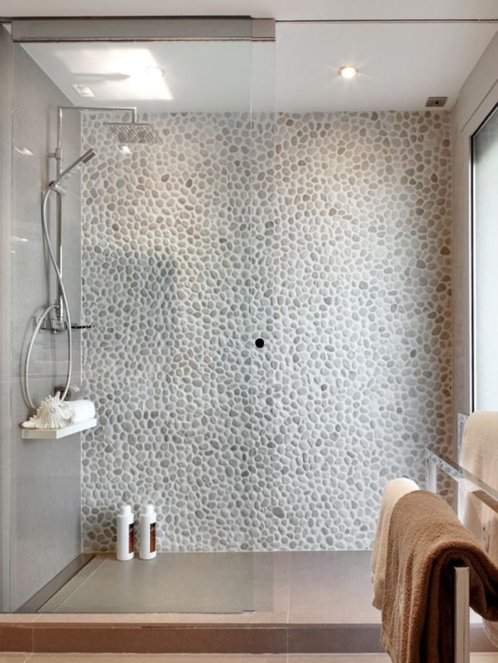 0-comment-bien-habiller-les-murs-dans-la-salle-de-bain-avec-carrelage-galet-mosaique-leroy-merlin
