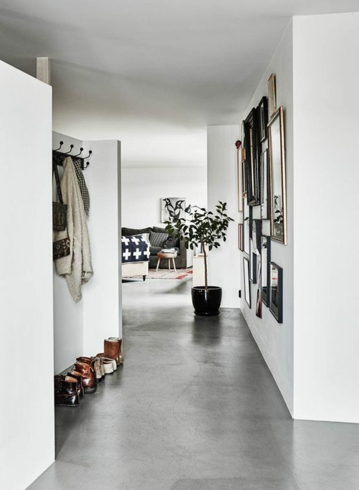 0-couloir-moderne-beton-decoratif-plan-de-travail-béton-cire-sol-gris-murs-blancs-dans-le-couloir