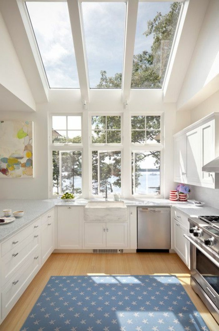 0-cuisine-chic-et-moderne-avec-verrière-de-toit-tapis-bleu-sur-le-parquet-clair