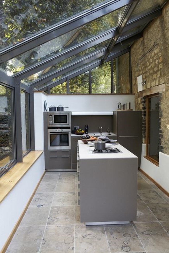 0-cuisine-moderne-avec-fenêtre-de-toit-velux-verrier-toit-dans-la-cuisine