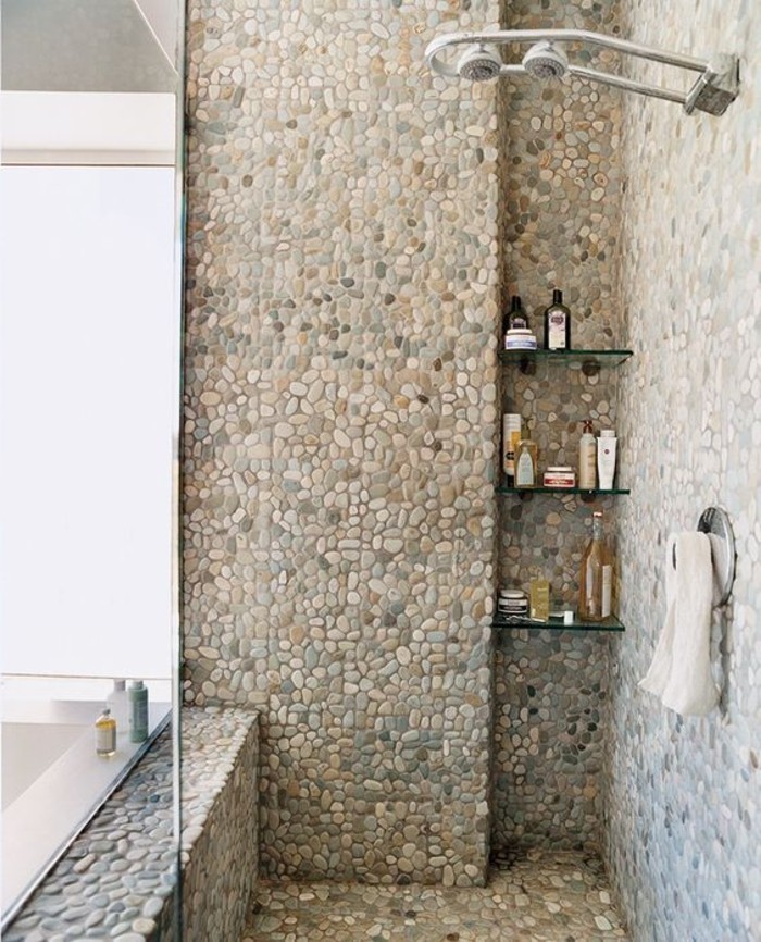 0-jolie-salle-de-bain-avec-douche-italienne-galet-salle-de-bain-galet-carreaux-mosaique