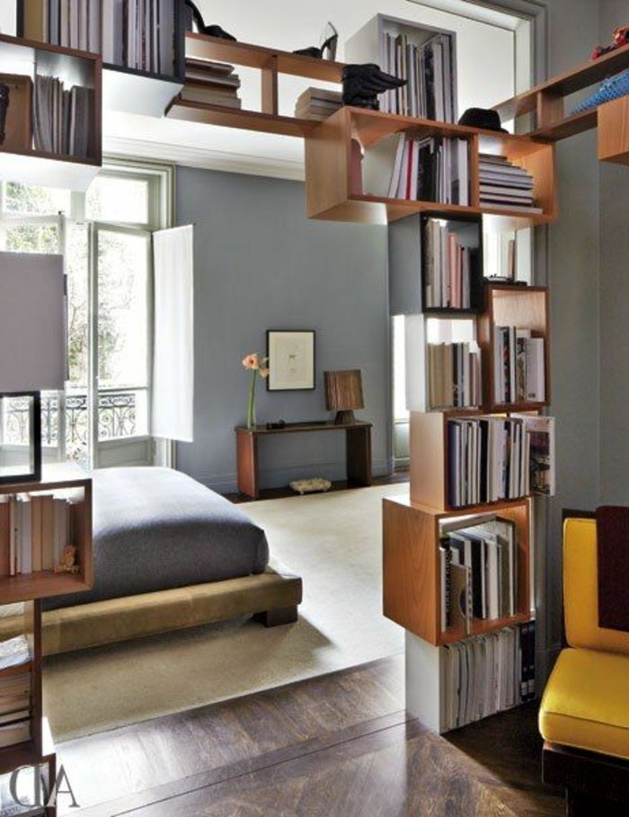 0-magnifique-idée-pour-ranger-vos-livres-bibliothèque-conforama-sol-en-parquet-foncé-tapis-beige-chambre-a-coucher