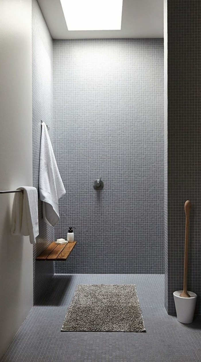 0-salle-de-bain-design-gris-carrelage-gris-porte-serviette-murale-salle-de-bain-tapis-de-bain-beige