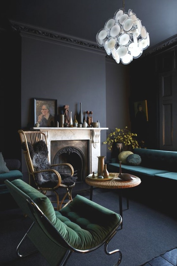0-salon-avec-murs-gris-foncé-chaises-vertes-lustre-design-pour-le-salon-chic-et-moderne