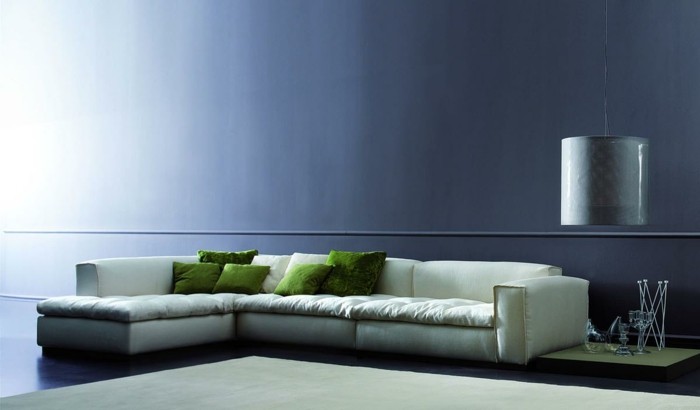 0-salon-avec-natuzzi-canapé-design-italien-blanc-en-cuir-mur-bleu-dans-le-salon