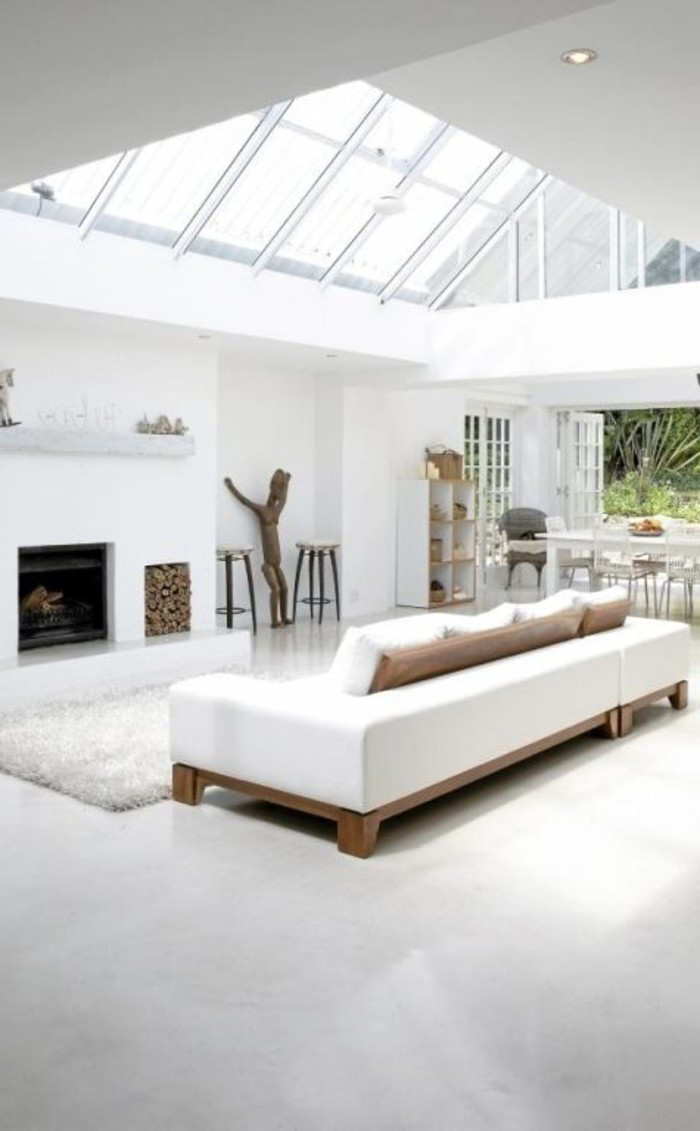 0-salon-blanc-avec-fenêtre-de-toit-velux-sol-en-beton-ciré-sol-gris-salon-vaste
