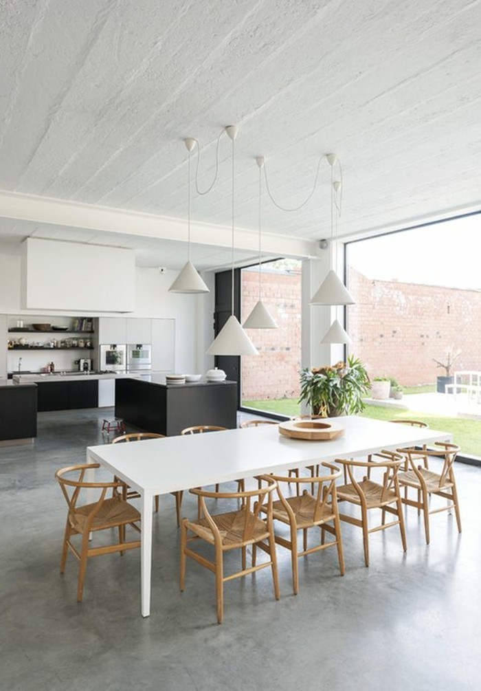 0-table-de-salle-a-manger-rectangulaire-chaises-en-bois-clair-sol-en-beton-ciré