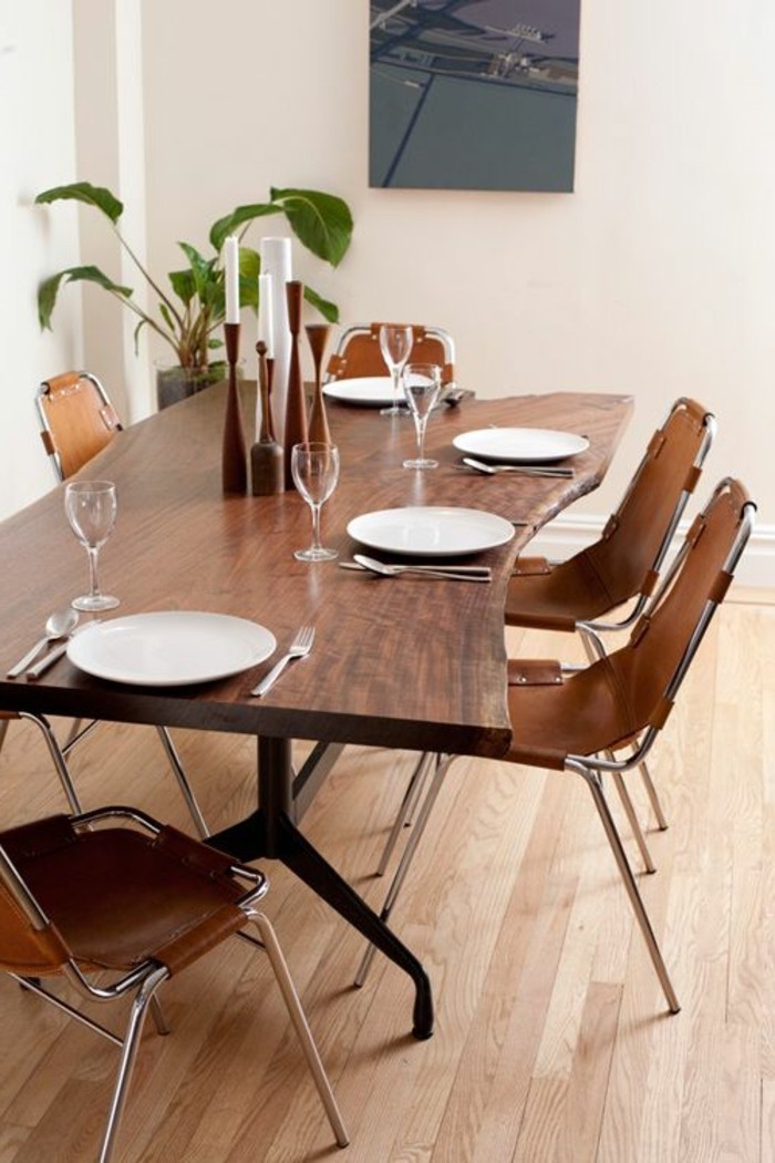0-table-design-en-bois-foncé-chaises-autour-de-la-table-sol-en-parquet-clair