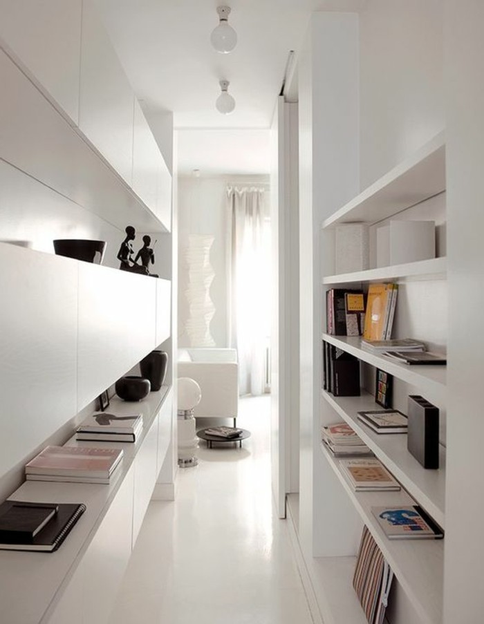 0-étagère-bibliothèque-en-bois-blanc-sol-blanc-intérieur-blanc-rideaux-longs-blancs