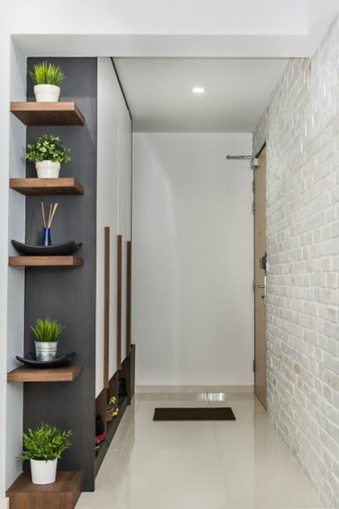 0-étagères-d-angle-en-bois-clair-etagere-en-bois-mur-en-briques-blancs-couloir-beige
