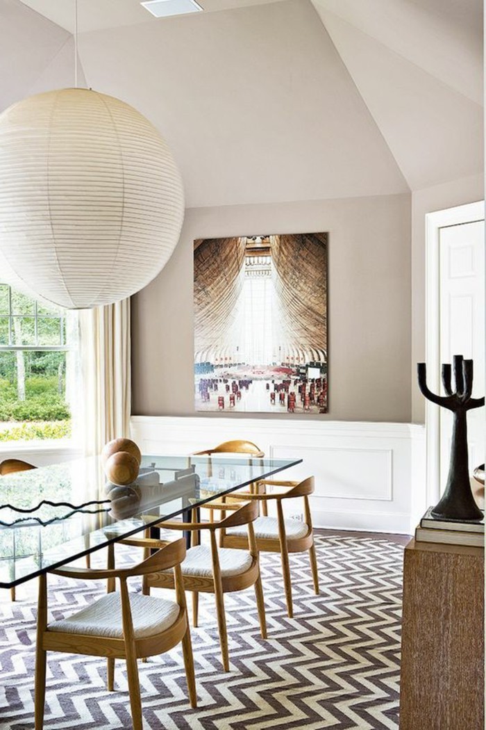00-table-de-salle-à-manger-design-en-verre-chaises-te-table-en-bois-clair-tapis-aux-rayures-blancs-noirs