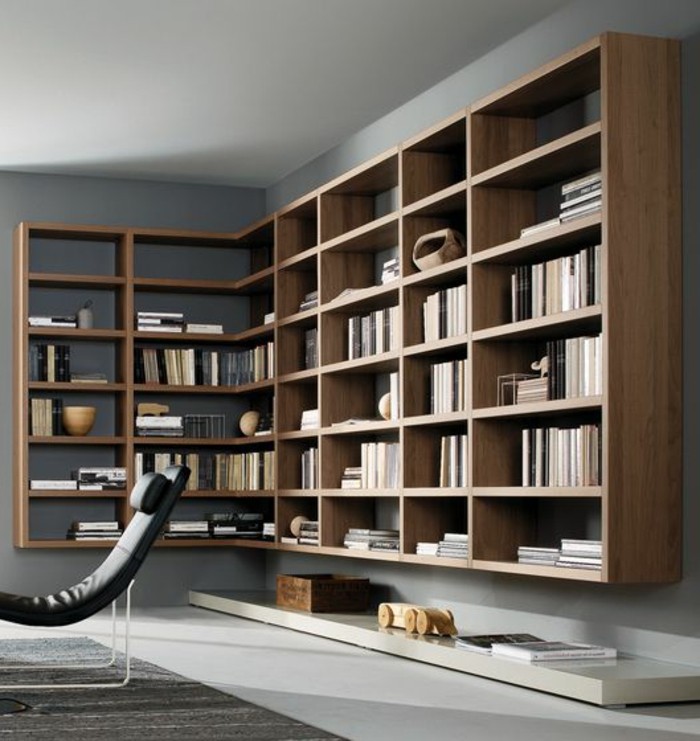 00-étagère-bibliothèque-en-bois-foncé-tapis-gris-chaise-noire-dans-le-salon-moderne