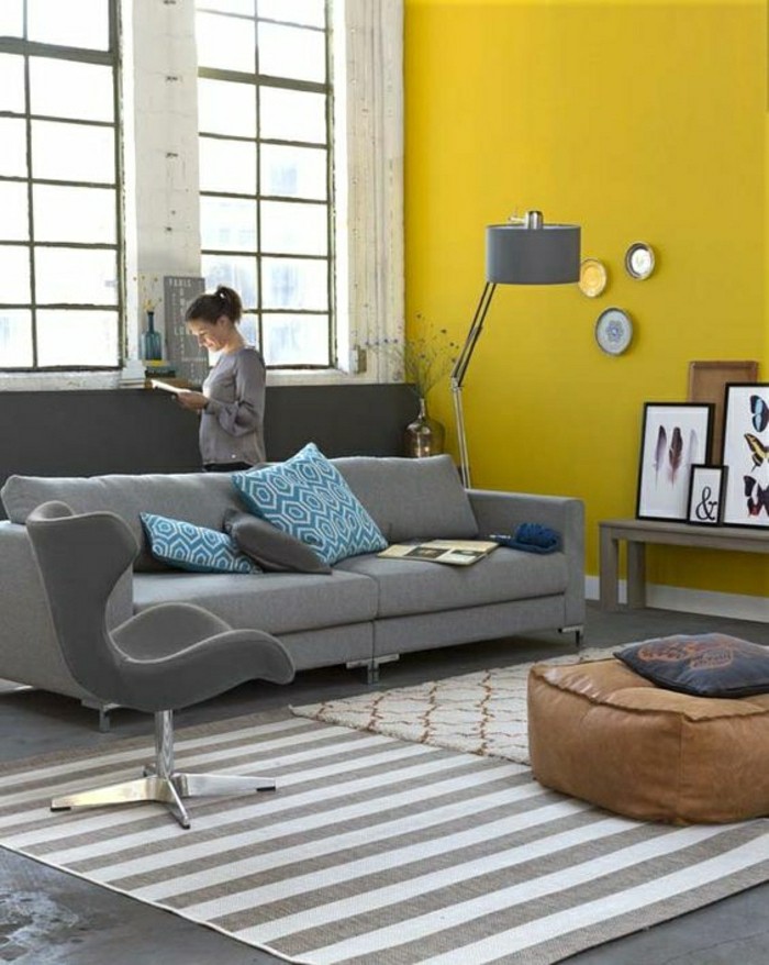 2-salon-chic-gris-jaune-tapis-a-rayures-blancs-gris-canapé-gris-meubles-gris-associer-les-couleurs