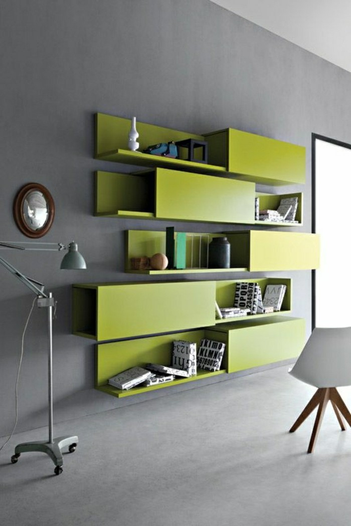 2-étagère-bibliothèque-en-bois-vert-intérieur-gris-bibliothèque-vert-mur-gris-sol-béton-ciré