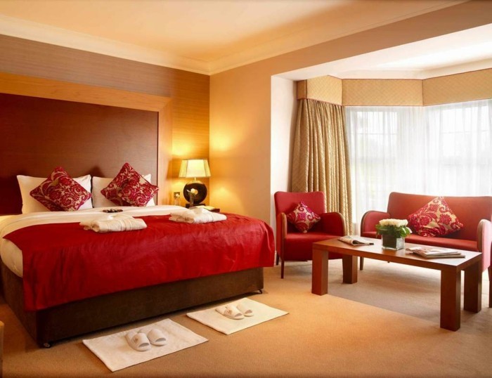 Belle-idée-quelle-est-la-meilleure-couleur-chambre-à-coucher-bien-aménagée-rouge-et-beige
