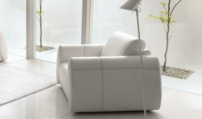 Fauteuil-contemporain-cuir-blanc-dossiers-larges