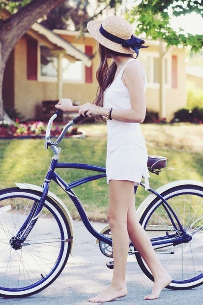Formidable-vélo-de-ville-femme-à-prendre-la-route-cool-idée-fleur-en-été-belle-fille-robe-blanche