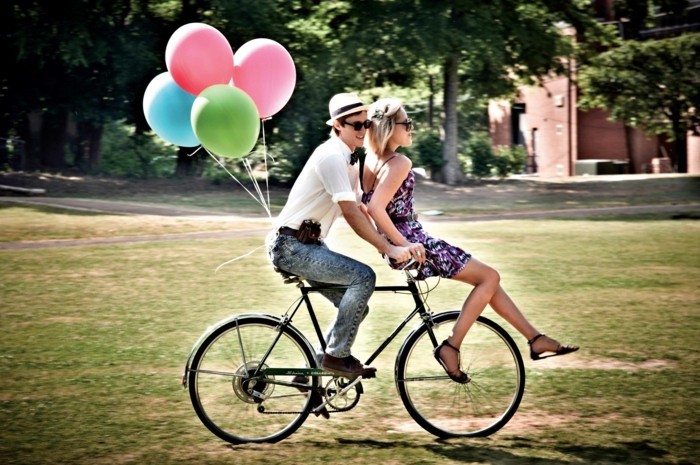 Image-retro-vélo-vintage-jolie-photographie-bicyclette-couple-ballons
