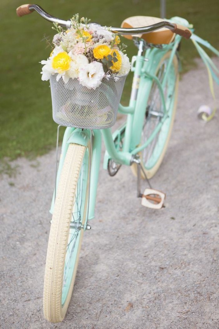 Style-à-deux-roux-velo-retro-vintage-cycles-belle-photo-fleurs-dans-basket