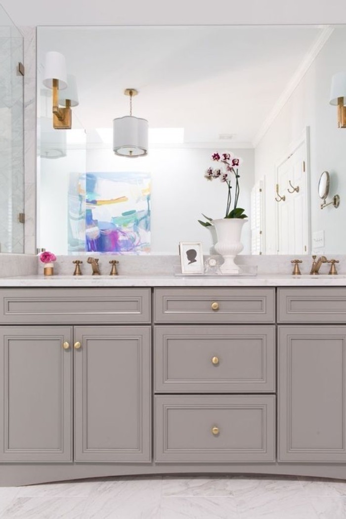 armoire-de-toilette-ikea-en-bois-de-couleur-gris-salle-de-bain-chic-fleurs-salle-de-bain