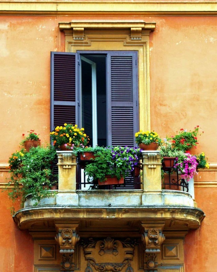 belle-idée-aménagement-terrasse-appartement-idee-jardiniere-facade