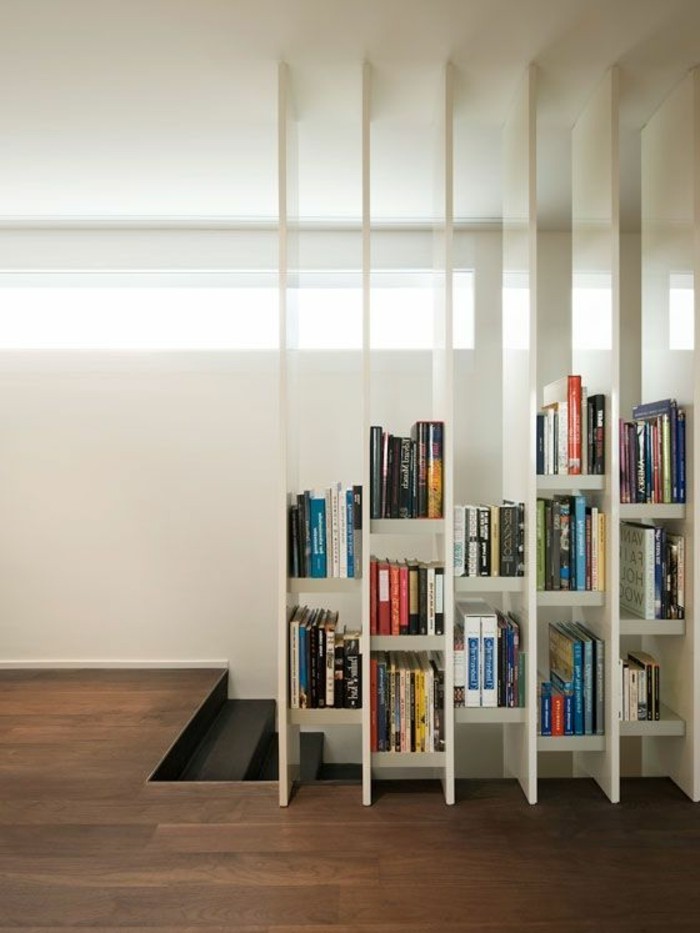 bibliotheque-conforama-joli-etagere-design-de-couleur-blanc-sol-en-parquet-foncé-plafond-blanc