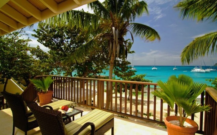 bien-aménager-une-terrasse-decoration-balcon-idee-deco-terrasse-vue-paradis-plage