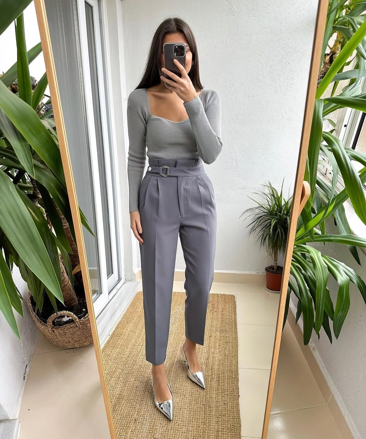 blouse ajustee couleur gris clair pantalon taille haute ceinture chaussures metalliques