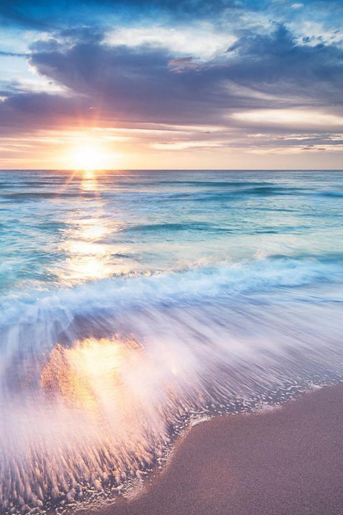 bord-de-la-mer-le-soleil-couchant-qui-reflète-dans-l'eau