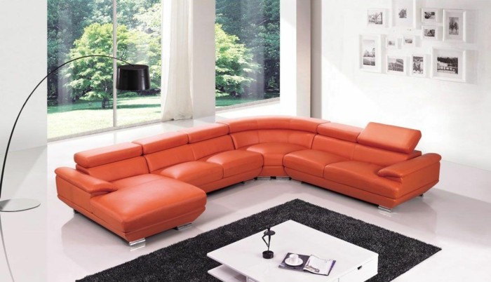 canape-arrondi-orange-en-cuir-orange-tapis-gris-salon-chic-murs-blancs