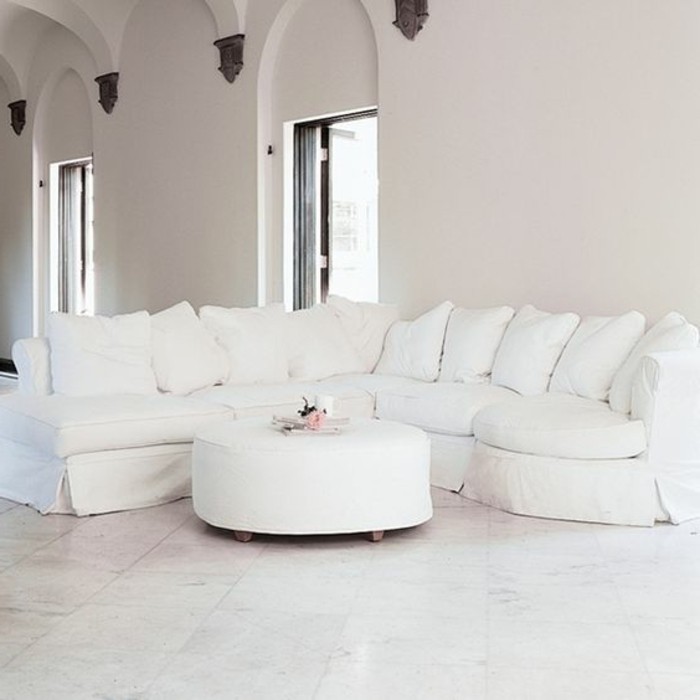 canape-d-angle-blanc-dans-le-salon-interieur-blanc-meubles-d-interieur-fauteuil-conforama