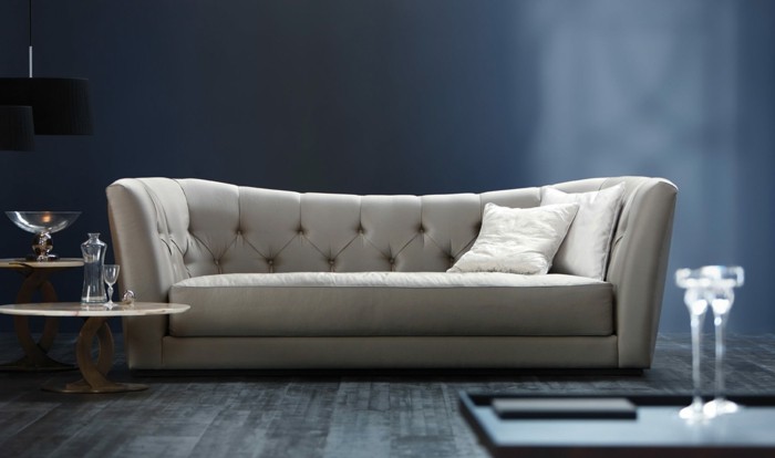canape-de-luxe-canape-cuir-italien-beige-salon-avec-murs-bleus-salon-chic-meubles-d-interieur