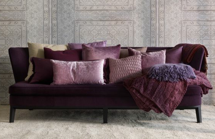 canape-de-salon-couleur-prune-idee-meubles-d-interieur-colores-moquette-beige
