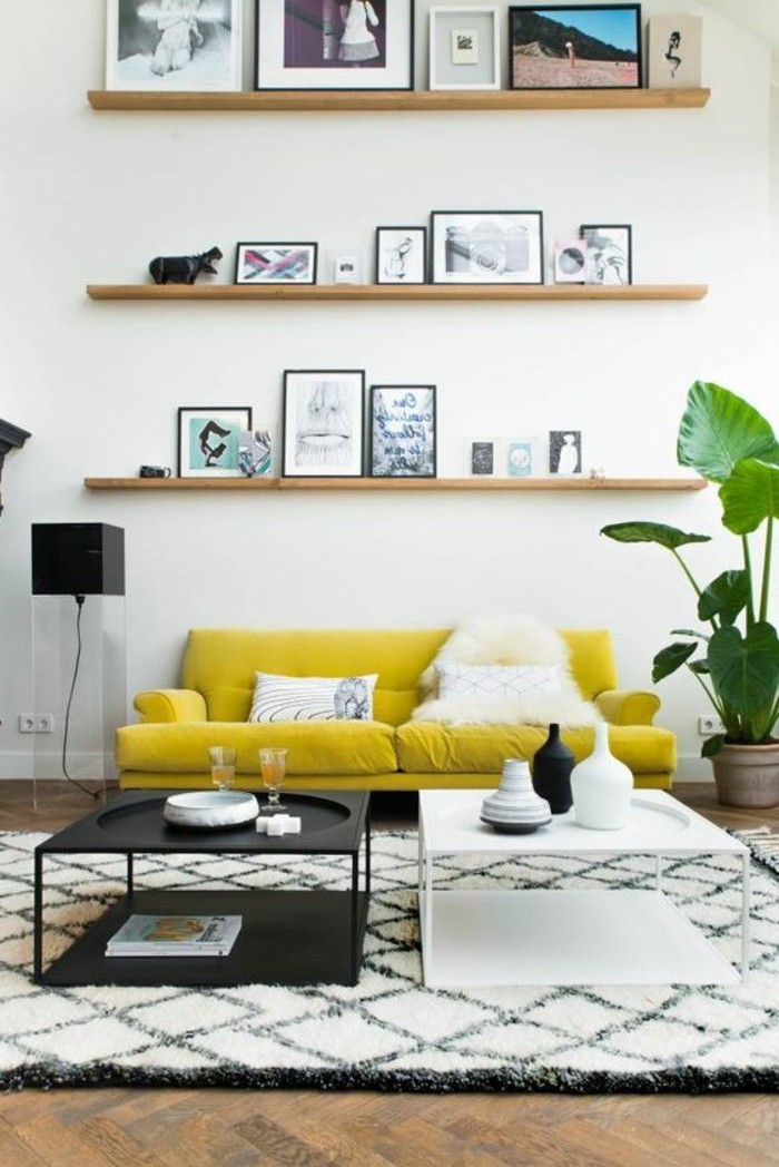 canape-jaune-tapis-blanc-noir-table-de-salon-blanc-noir-meubles-de-salon-assortir-les-couleurs-d-intérieur