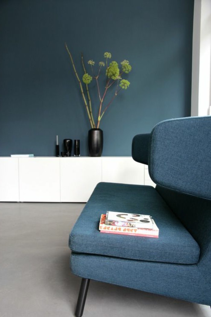 canapé-bleu-foncé-meubles-de-salon-chic-bleus-meubles-d-intérieur-sol-gris