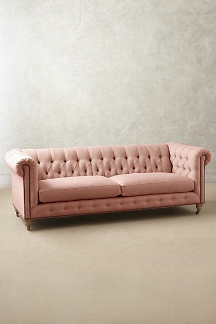 canapé-chesterfield-pas-cher-de-couleur-rose-pale-meubles-capitonnes-idees-d-interieur