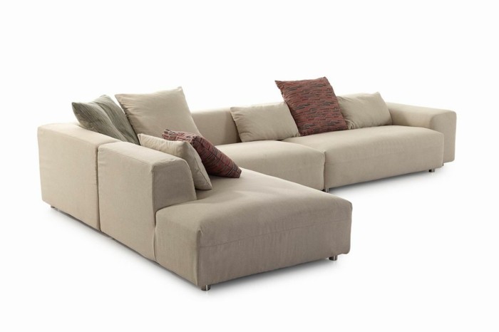 canapé-design-italien-de-couleur-beige-avec-coussins-de-canape-original-meubles-italiens