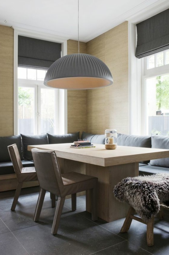 canpe-d-angle-avec-table-de-salle-à-manger-design-en-bois-clair-bois-massif-lampe