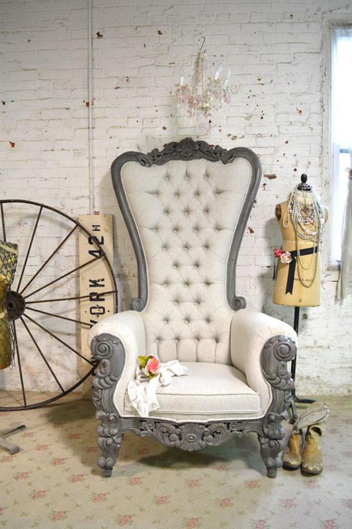 chaise-capitonnée-blanche-belle-chaise-vintage