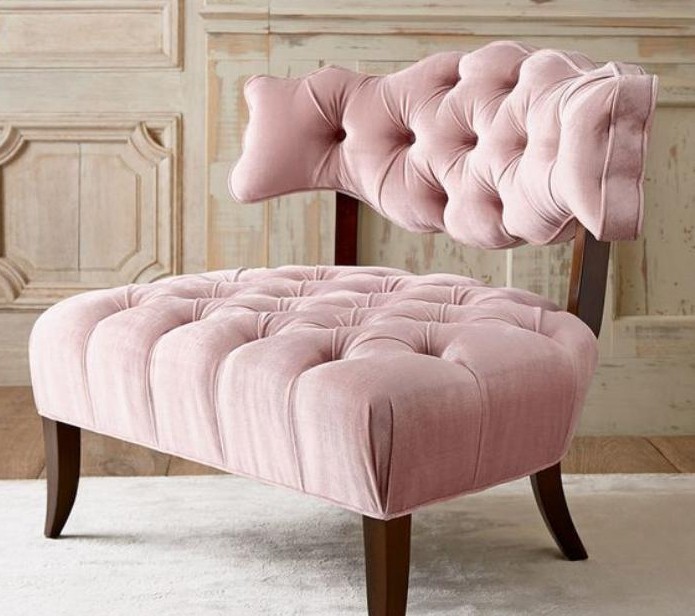 chaise-capitonnée-grande-chaise-rose-au-design-antique