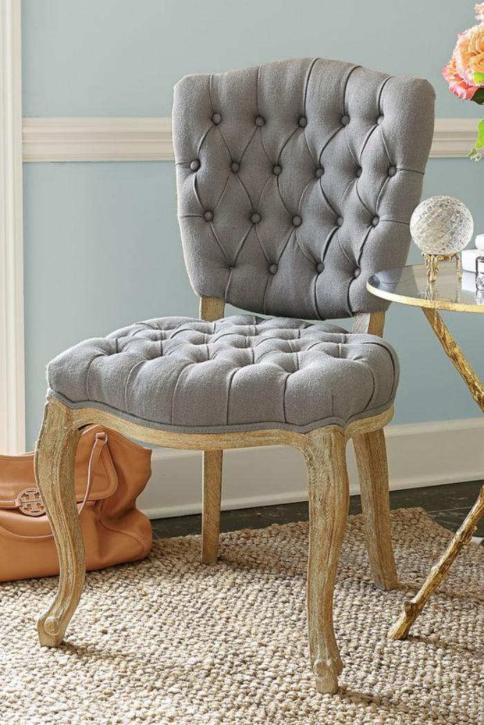 chaise-capitonnée-grise-textile-gris-et-bois