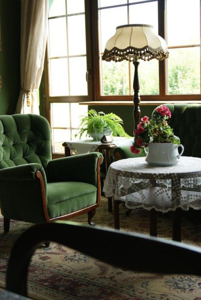 chaise-capitonnée-verte-intérieur-vintage-chaleureux