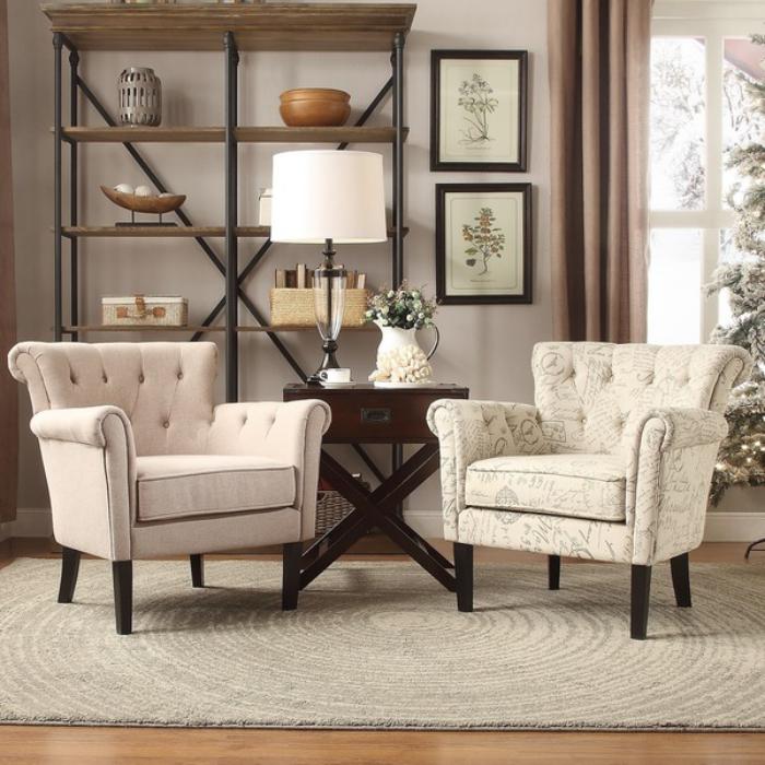 chaise-capitonnée-pièce-en-couleur-beige-étagère-en-bois-et-fer