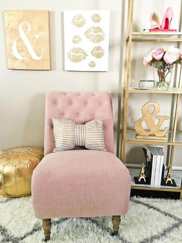 chaise-capitonnée-rose-pouf-et-tapis-marocains