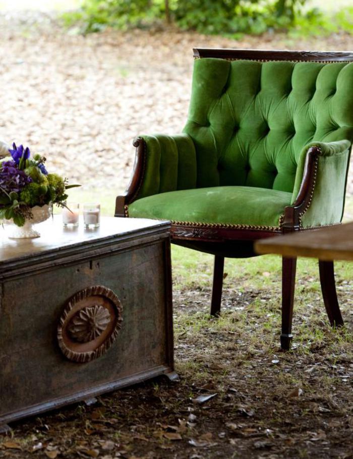 chaise-capitonnée-verte-design-magnifique-table-basse-coffre