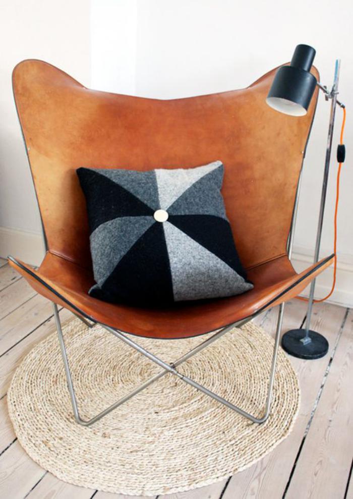 chaise-papillon-lampe-de-sol-noire-et-coussin-noir-et-blanc