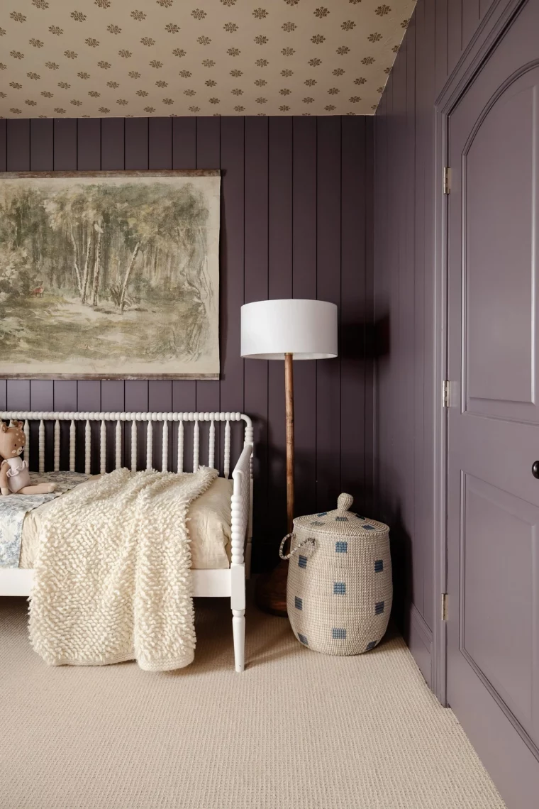 chambre prune et taupe enfant panier rangement jouet lampe sur pieds