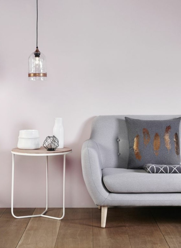 comment-associer-les-couleurs-d-interieur-dans-le-salon-canapé-gris-meuble-d-interieur-gris