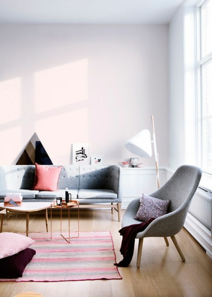 comment-associer-les-couleurs-d-interieur-tapis-rose-dans-le-salon-meubles-gris